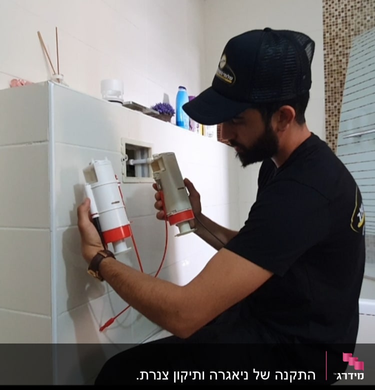 איש מחזיק חלקי צנרת בשירותים